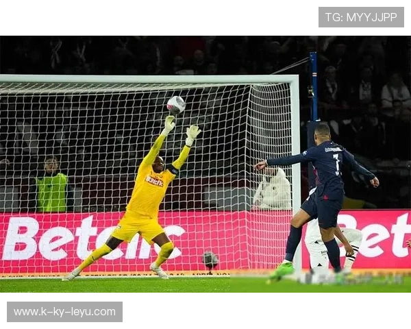 巴黎圣日耳曼前场连续压迫，姆巴佩横传助攻，成功破门